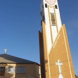 Als Ausnahme im Senegal, sind 90 % der Inselbewohner Katholiken und es gibt eine große Kirche