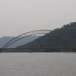 Die Adomi-Brücke...