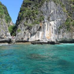 die Boote können hier nicht anlegen, daher mussten wir über die Felsen und das Netz klettern