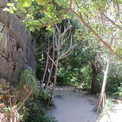 über den Pfad einmal auf die andere Seite der Insel zum bekannten Strand...