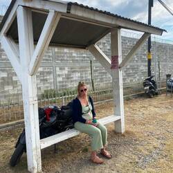 Frust kommt auf, denn der Bus kommt nicht