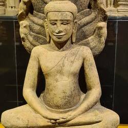 Buddha, von Naga beschützt