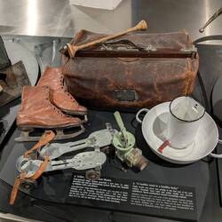 Tasche einer Hebamme