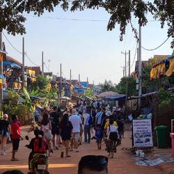 Das Dorf voll mit Touris