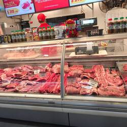 Im der Markthalle, hier wird viel Fleisch gegessen