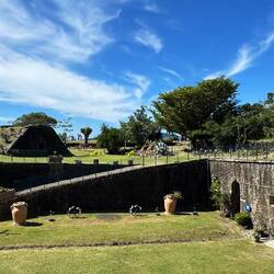 das Fort, umgeben von einem gut gepflegten Garten