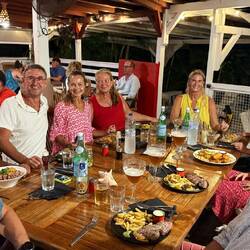 Essen im Restaurant am 1. Feiertag