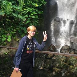 Finn vorm Wasserfall