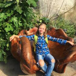 Elias auf einem Stuhl