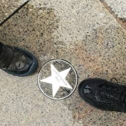 Plymouths Walk of Fame. Zusehen der Stern von Christopher Mat (brit. Author und broadcaster)