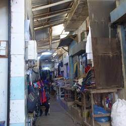 Innendrinnen gibt es wirklich enge Gassen - hier habe ich mal eine leere erwischt