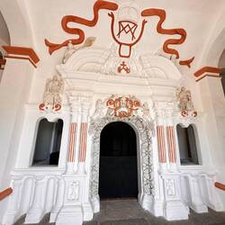 Kapelleneingang vor dem Museum