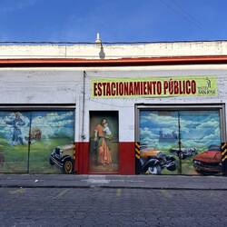 Öffentliche Garage eines Hotels - mit Malereien