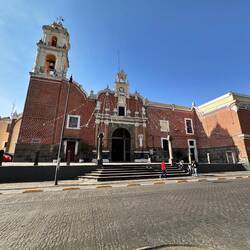 Kirche aus gebrannten Lehmziegeln, Wände blättern nicht