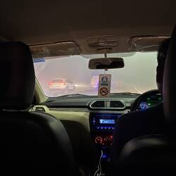 Die 4-stündige Fahrt nach Agra ist abenteuerlich, die Sicht oftmals stark eingeschränkt.