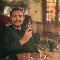 Joli bar à l'ambiance steampunk-victorienne