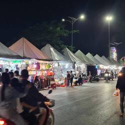 Markt entlang des Flussufers