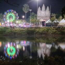 Nacht- oder vielleicht auch Weihnachtsmarkt am anderen Ufer