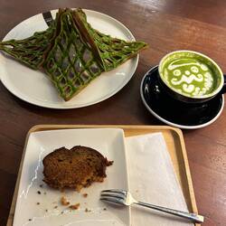Fancy Waffel, Matcha Latte und Salted Banana Bread zum Frühstück