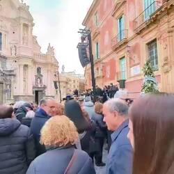 Die Menschen sammeln sich zum Gottesdienst. Die Kathedrale ist bereits voll.