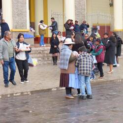 Drei Königstag : die Leute bringen ihren Jesus mit