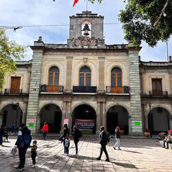 Stadthaus, mit Protestierenden, der Gouverneur hat 677 Leute entlassen