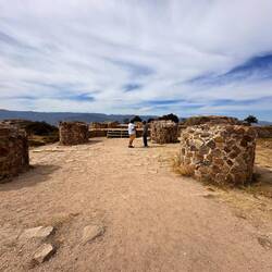 Etwa in der Mitte der Anlage gab es mal eine Säulenhalle