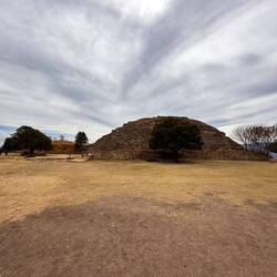 Auf dem hintersten höchsten Plateau mit zwei Pyramiden