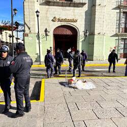 Polizeiaufgebot und ein Haufen Schmierer - bemalen die Randsteine gelb und machen Fahrpfeile neu