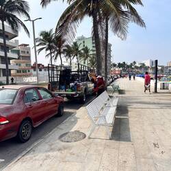 Pick-ups dienen im Hintergrund als Lager für die Stühle und Gerätschaften der Vermieter
