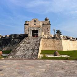 Fort innen am Hafen - das Haupthafenfort war zu stark im Dunst