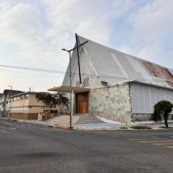 Dann bin ich noch einer ungewöhnlichen Kirche begegnet