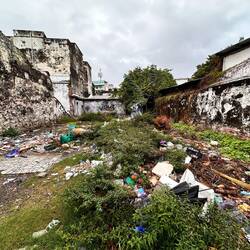 Wo in der Stadt etwas nicht abgegrenzt ist, entstehen sofort Müllkippen ...