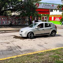 Dem ist das linke Vorderrad weggebrochen