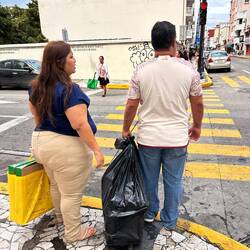 Etwas ausufernde Figur - häufiger hier mollig bis sehr ist Standard (Cola auch)