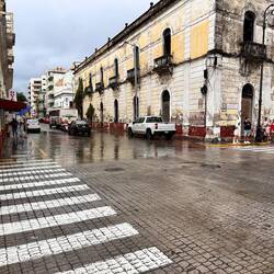 Bei Regen entstehen häufig richtige Seen - Umwege sind nötig