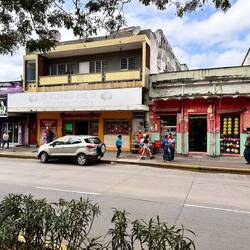 Chinesen sind hier nicht häufig zu finden - gleich im Doppelpack mit Laden daneben