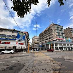 Riesenplatz für Autos - mir ist aber der deutsche Name aufgefallen, Eingang Zentrum, nichts Schönes