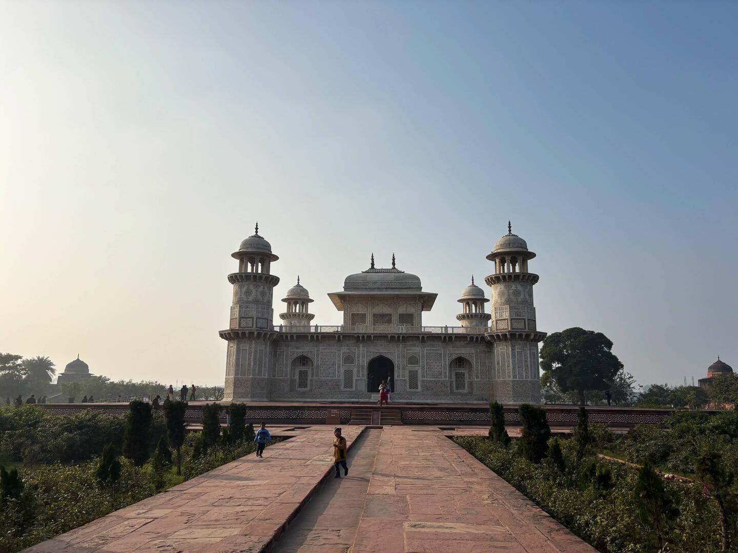 Blick auf das Itimad-ud-Daula-Mausoleum, nun auch bei Sonnenschein.