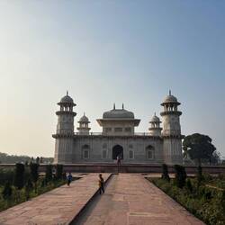 Blick auf das Itimad-ud-Daula-Mausoleum, nun auch bei Sonnenschein.