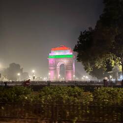Zurück in Neu-Delhi. Das India Gate erstrahlt in Landesfarben.