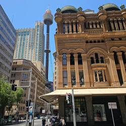 Sydney sky eye en arrière plan, contrastant avec le Queen Victoria Building