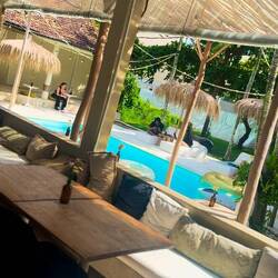 Heute leider keinen Bikini dabei gehabt - aber Mega oder? Ein Pool im Restaurant