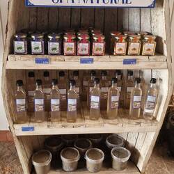 Wellnessprodukte: Badesalze, Heilwässer und Schlammkuren.