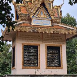 Brunnen der Schatten von Wat Samrong Knong. Schädel der Opfer der roten Khmer