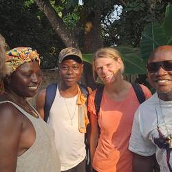 In der Mitte AJ, dazu Wilfried und Isatu von Wilfried's Island Bar