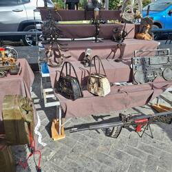 Handtaschen aus Metall und Stein