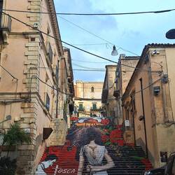 Mit farbiger Plane gestaltete Treppe