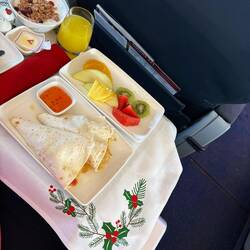 Frühstück an Bord. Auch hier noch alles ganz weihnachtlich inkl. Weihnachtslieder in Dauerschleife 🎶