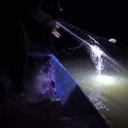 Idi holt das Netz ein, während ich das Boot auf Kurs halte